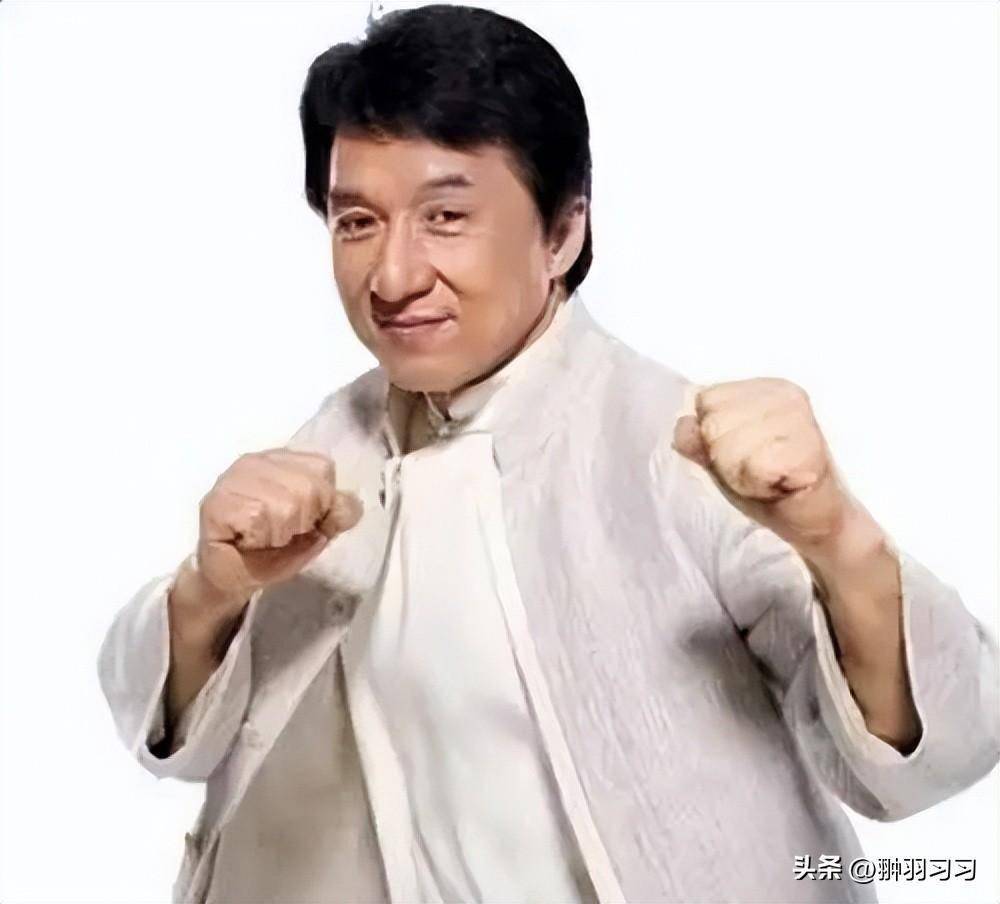 在出席比较重要的场合时成龙都是身穿我国的经典服装"中山装"来表明