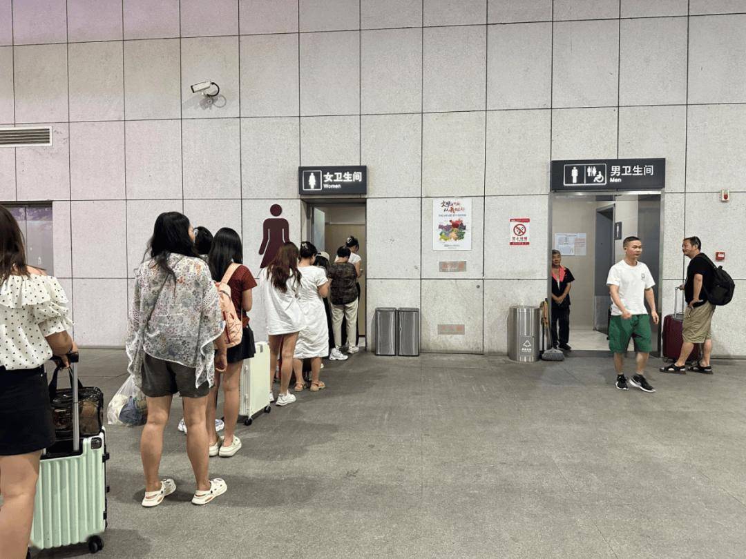 为什么女厕所门口的队伍我:(无奈)(甩手)(仰天长叹)你咋还在排队?