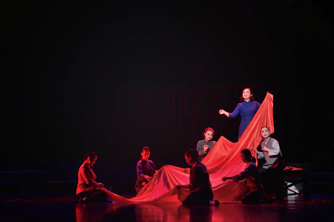 千里冰霜脚下踩……"一曲《红梅赞》,引领我们走近江姐,体悟红岩魂