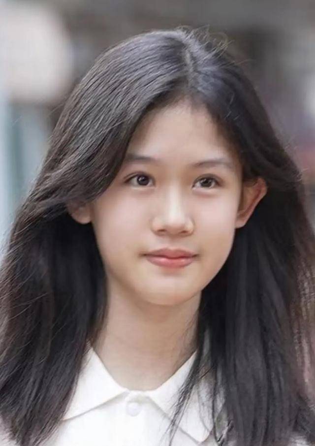 陆毅女儿大变样!小内双变欧式大外双,网友:16岁看着像26!