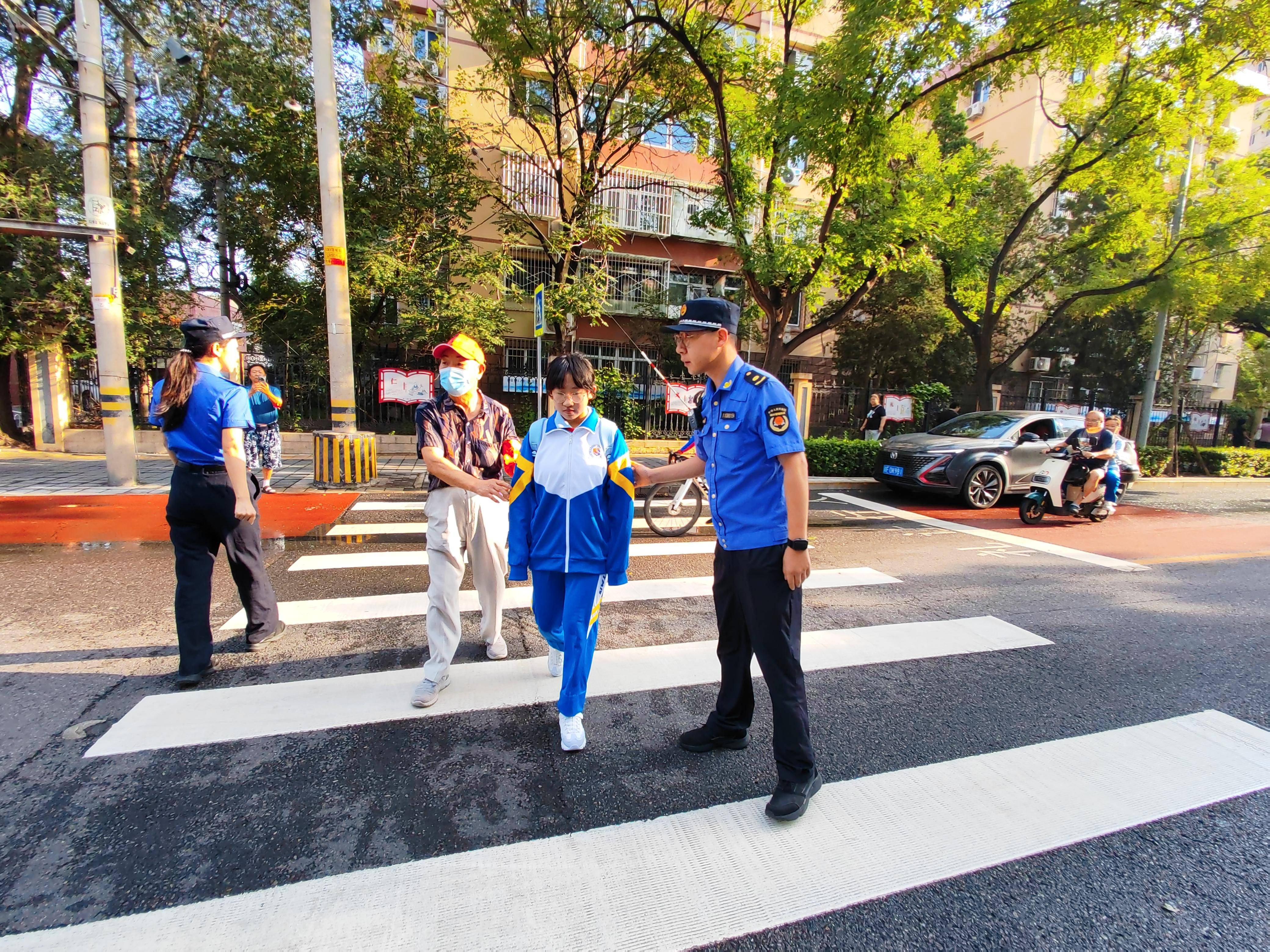 有序地返回校园,石景山区八角街道综合行政执法队在石景山区实验中学