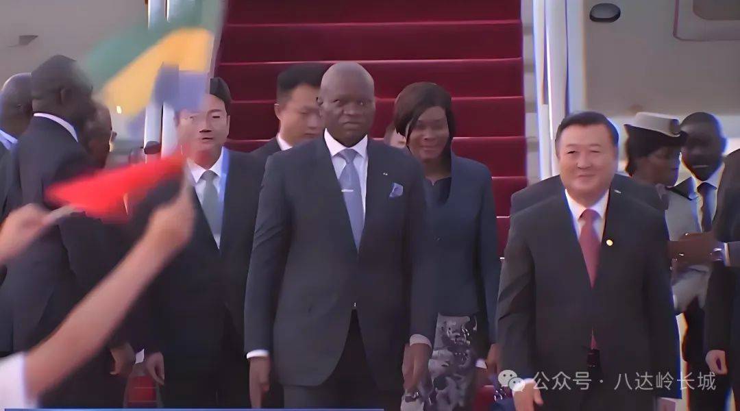 第538位!加蓬共和国过渡总统恩圭马登上八达岭长城