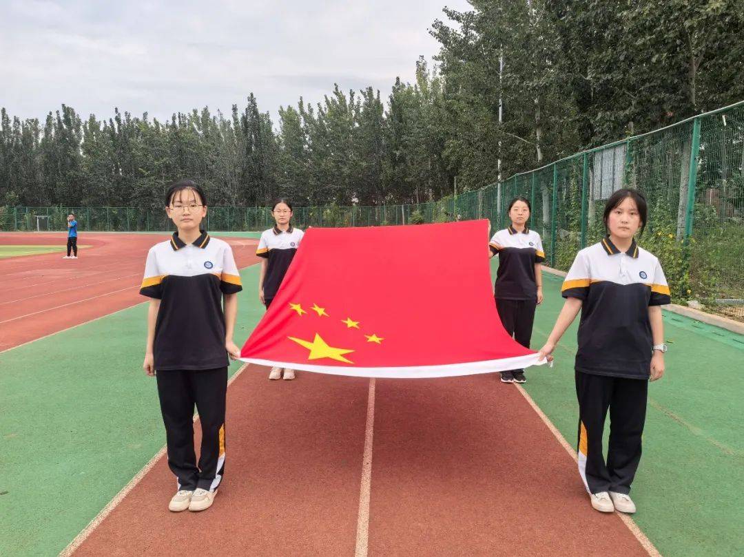 平邑一中东校区举行新学期升旗仪式