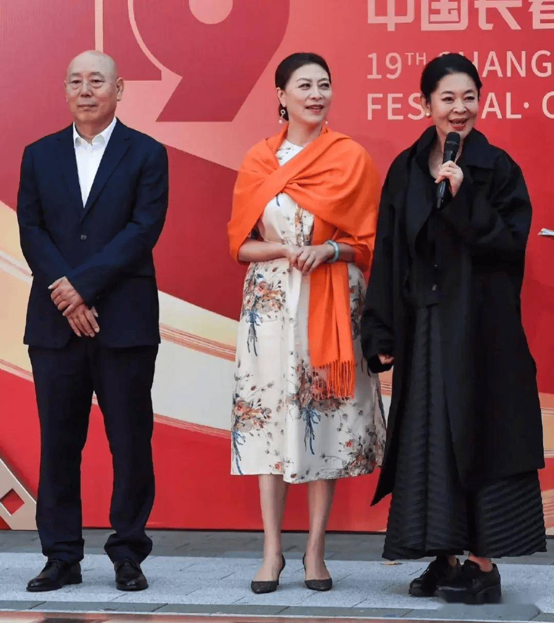 长春这一晚,女艺人都穿太厚了,倪萍和岳红赢了所有