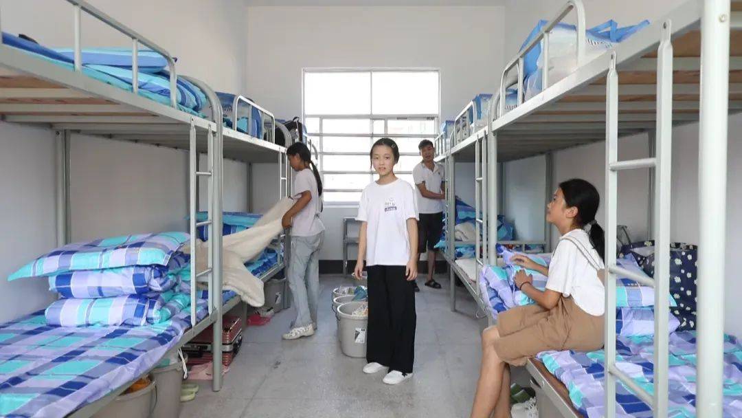 "学生家长何爱林对宿舍环境赞不绝口.