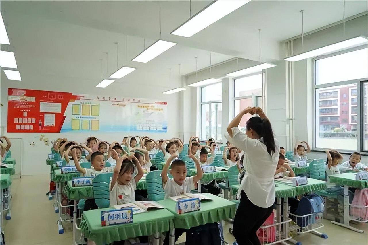 同升一面旗 共爱一个国 ——新城区光华小学"开学第一课"