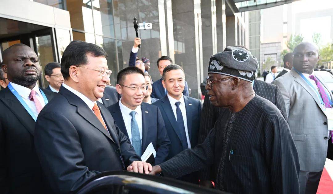 双方握手9月2日,中国铁建党委书记,董事长戴和根在中国铁建大厦,与