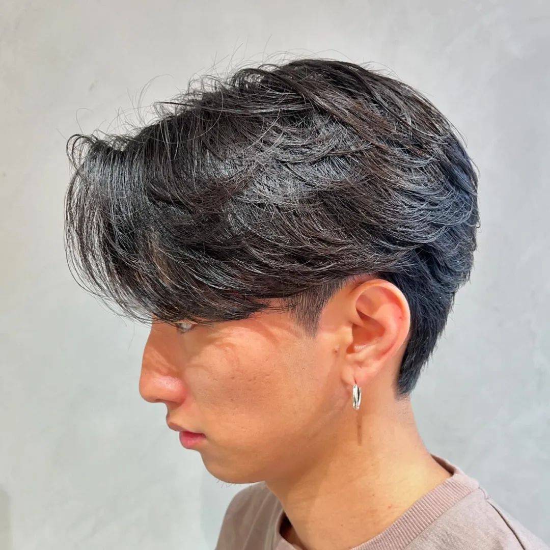 发型的历史变革和演变的过程,从一个侧面反映了人类社会的政治,经济