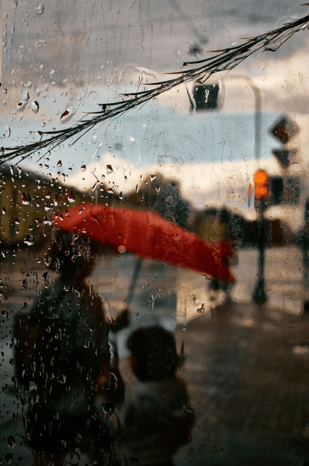 巴黎街头下雨图片