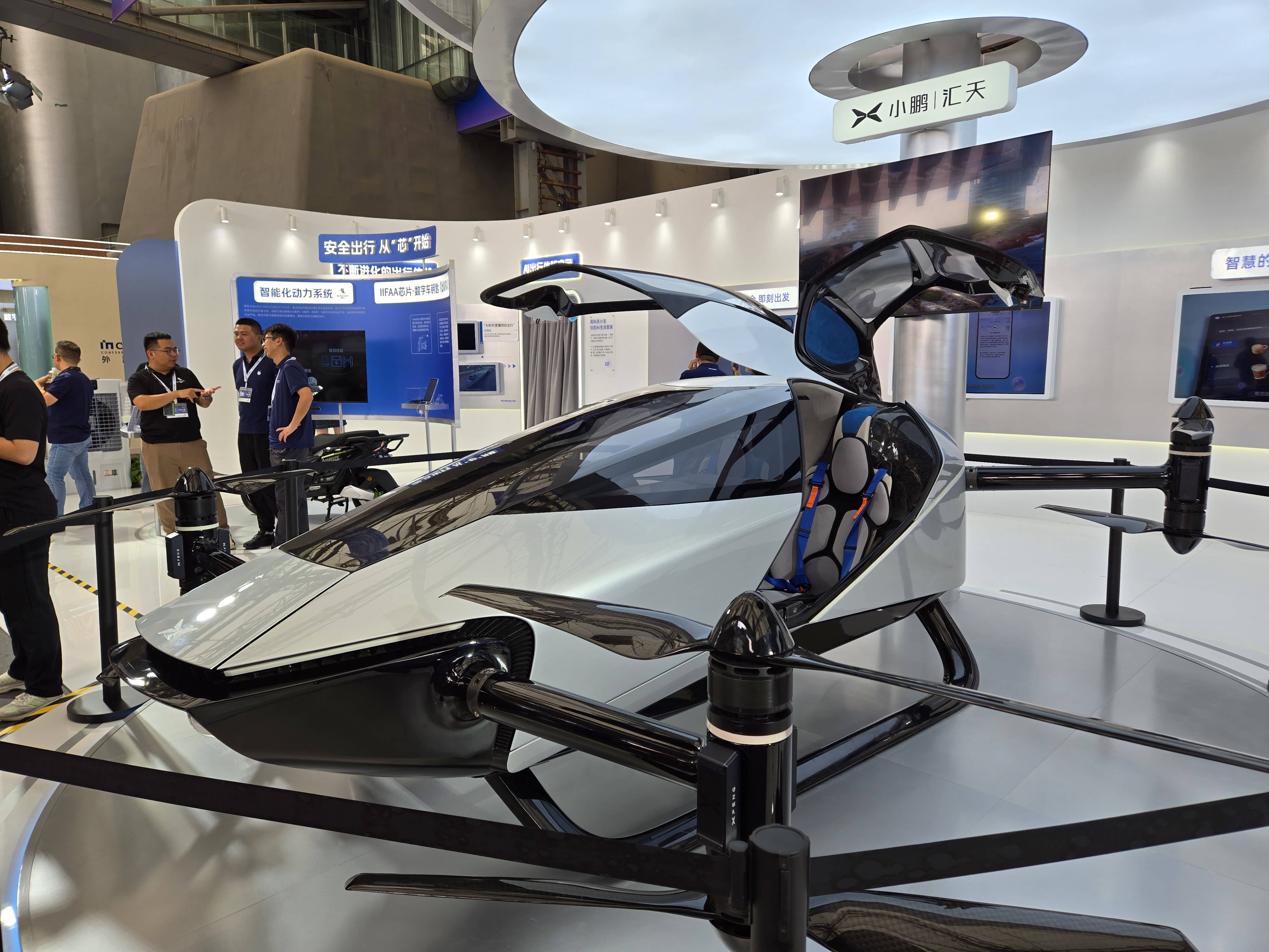 小鹏旅行者x2双人智能电动飞行器亮相外滩大会