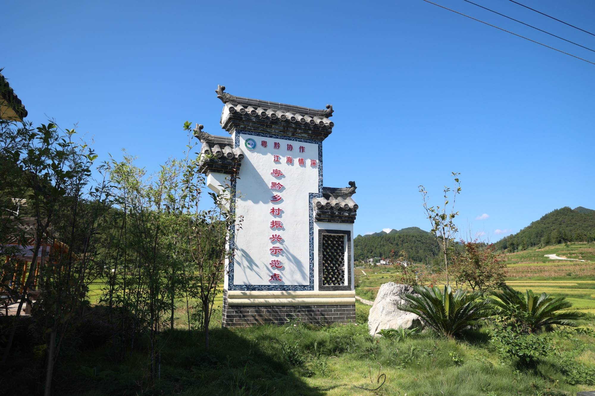 走进麻江县谷硐镇乐埠村,放眼望去,只见乡间道路干净整洁,农家小院