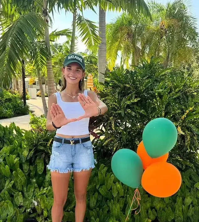 特朗普小儿子入读纽约大学,特勤局护送他入学,穿白衬衫清爽帅气