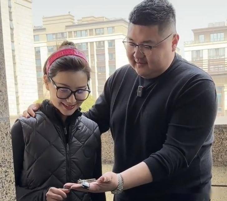 网红"猴哥说车"疑婚变,妻子何钰欣暴露原因,斥责其三不