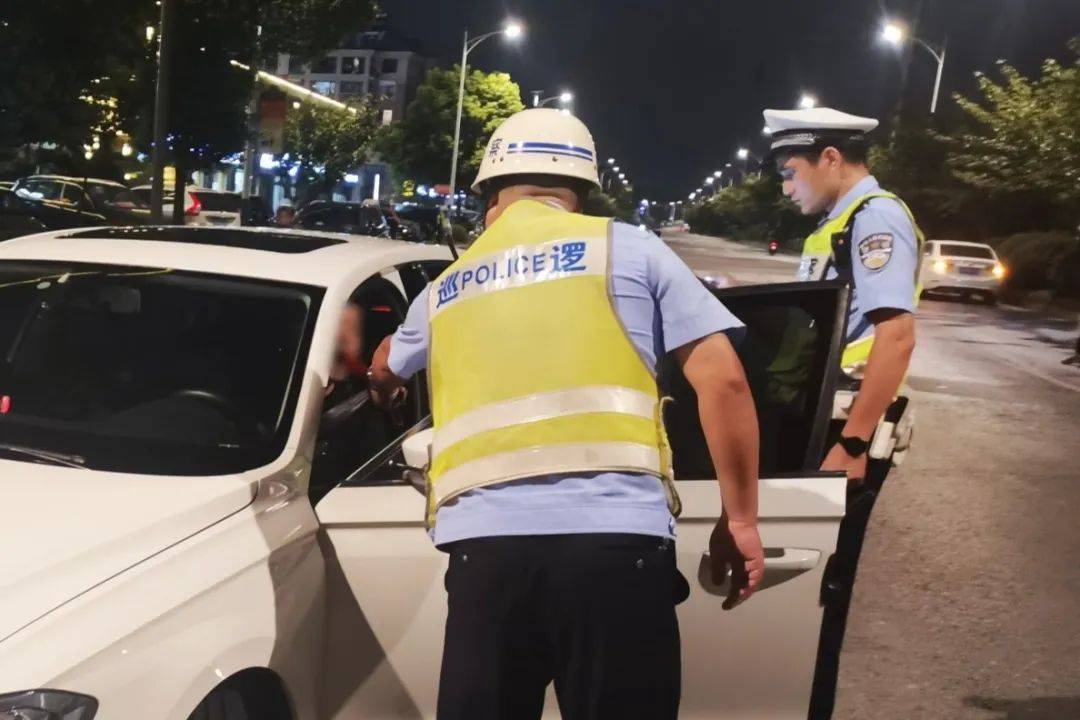 事故,严厉打击各类交通违法行为,近日,仪征公安交警持续开展夏季道路