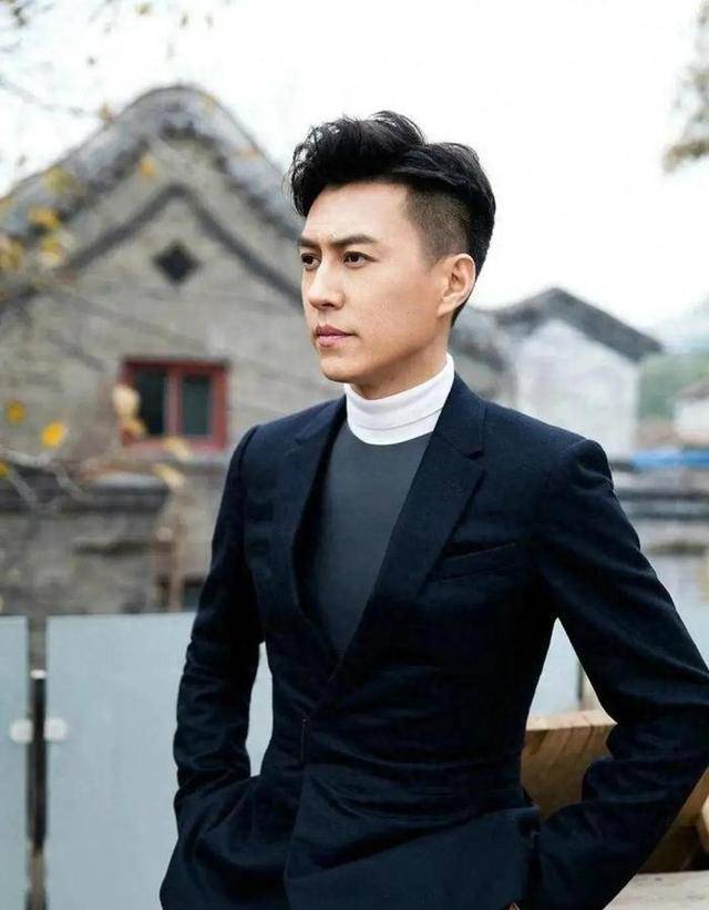 影帝靳东官宣新身份，荣升厅级干部，成为范伟、苗圃的直属领导