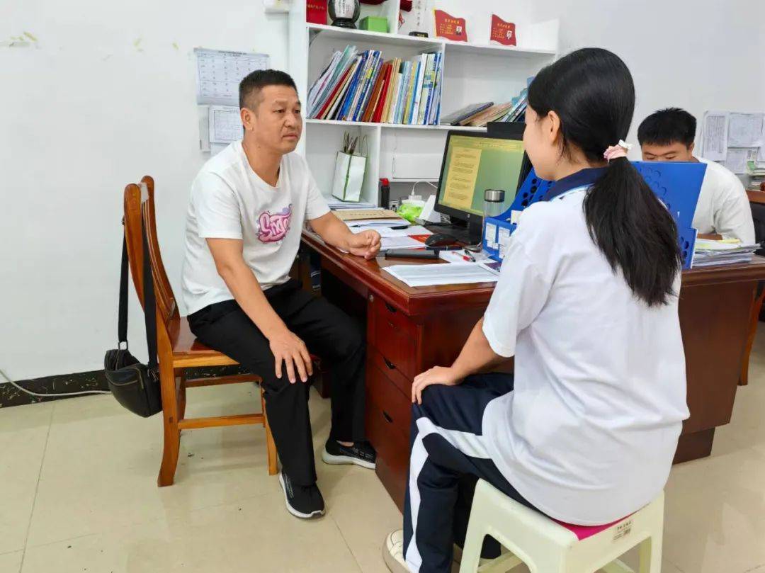 老师和学生在办公室里谈话