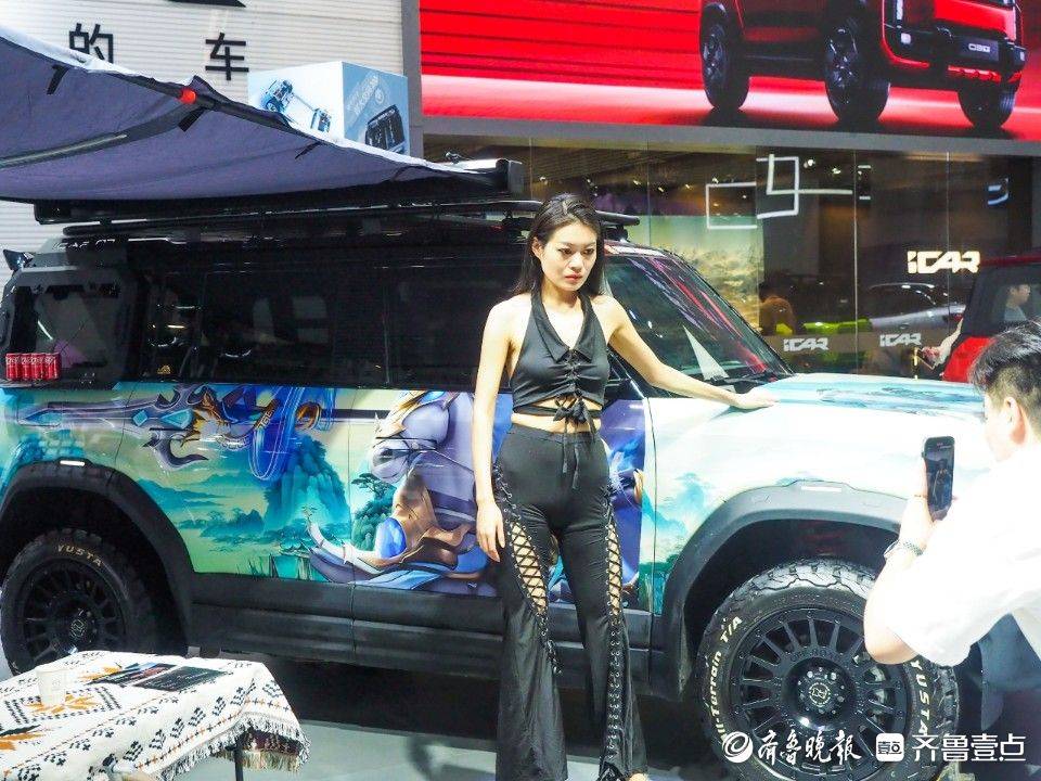 第50届齐鲁国际车展上的彩绘车彰显丰富多彩的汽车文化