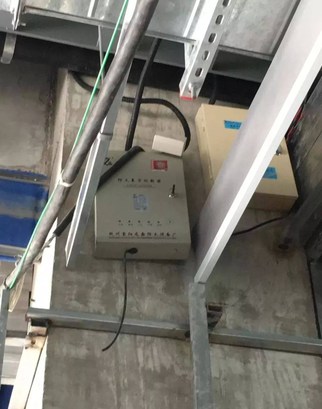 电动挡烟垂壁电气提资:电源:220v控制:24v功率:100～300w/樘需要火灾
