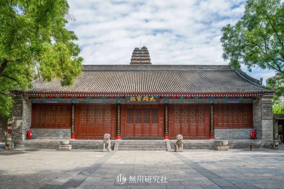 荐福寺藏经阁小雁塔后也保留有一处明代阁楼,称白衣阁,形制与慈氏阁