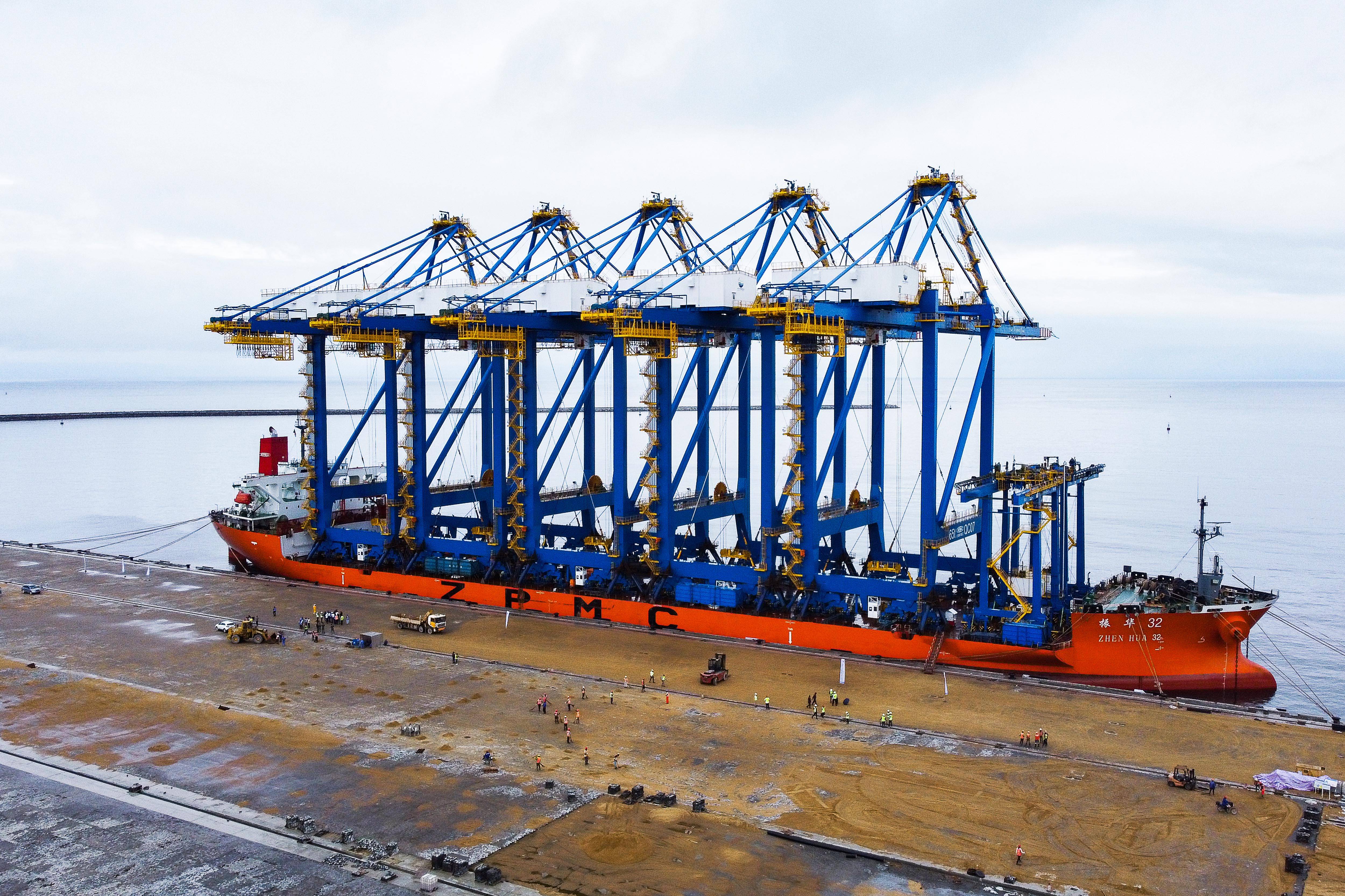 中企建设的喀麦隆深水港二期迎来港口起重机