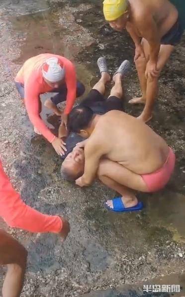 老人踩到阶梯绿苔摔倒受伤，正在晨练的“巧克力大爷”迅速救援