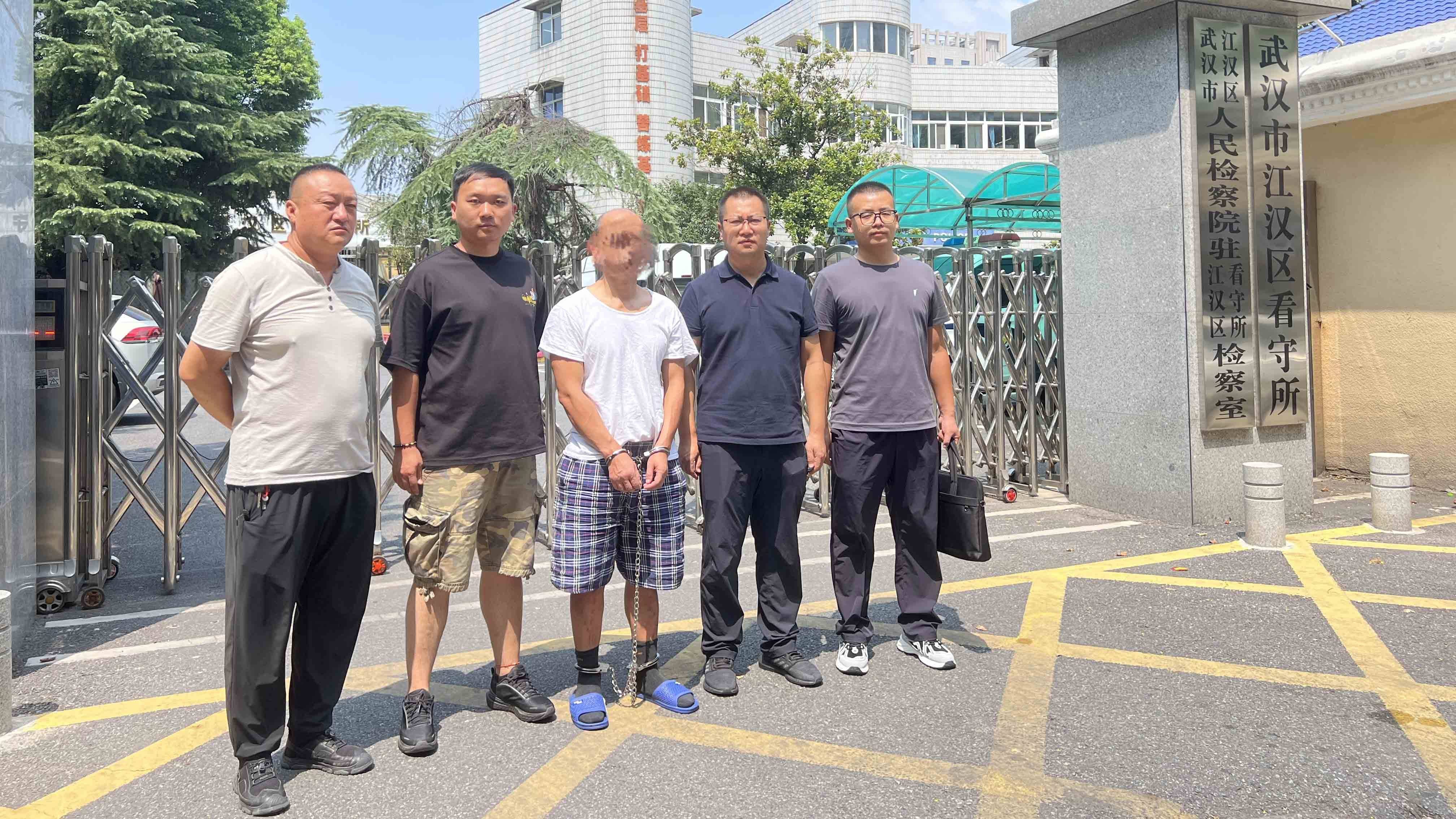 25年后,在新疆轮台县公安局行侦大队民警不懈的追查下,犯罪嫌疑人孙某