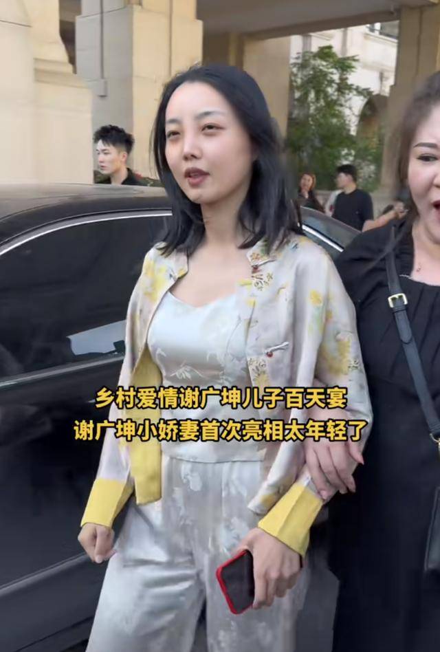 56岁谢广坤喜得三子!26岁娇妻好漂亮,三任妻子同框,评论区笑死