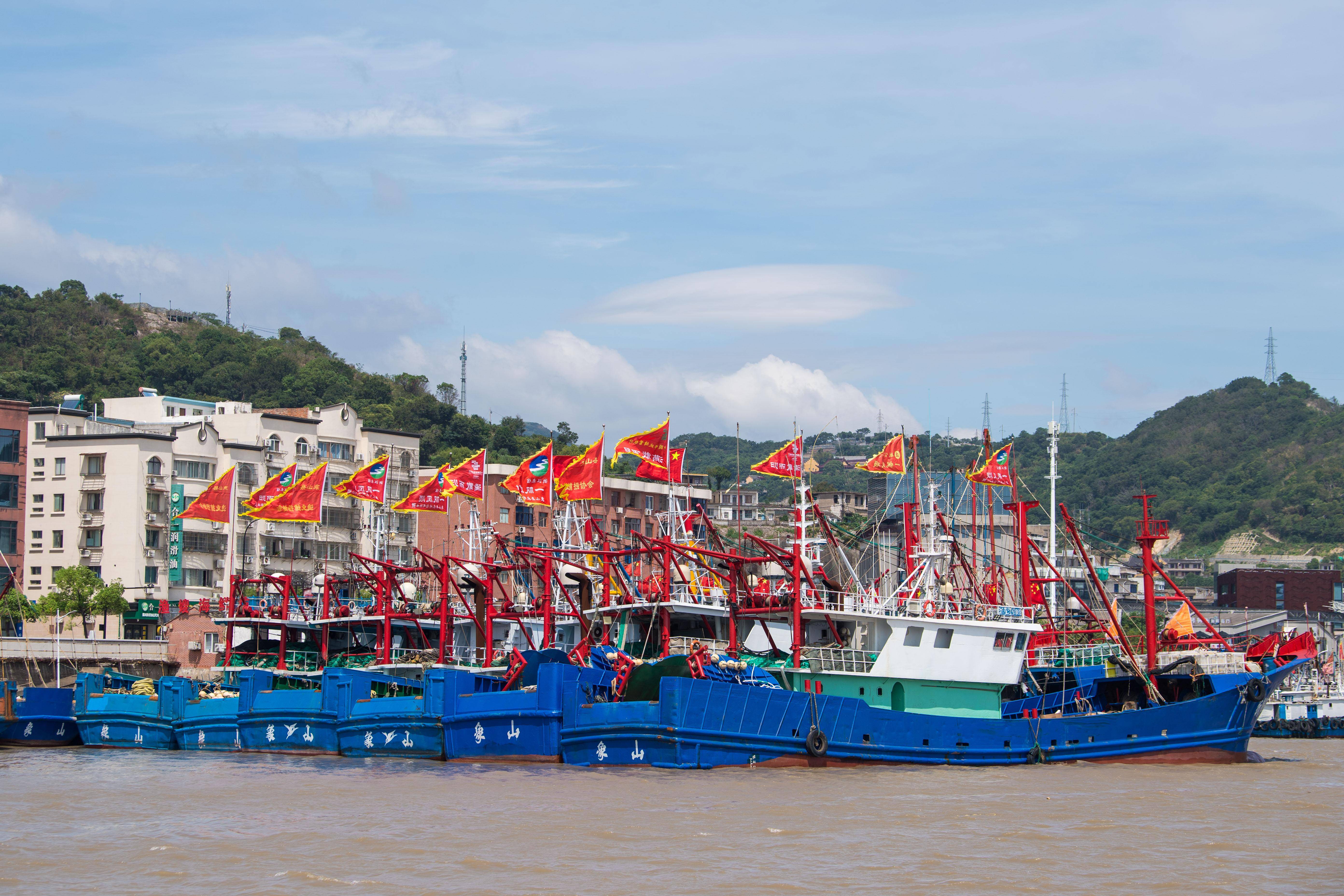 浙江宁波:渔船归港防台风