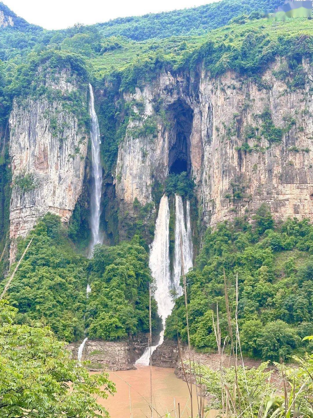 玉树龙西寺土登瀑布图片