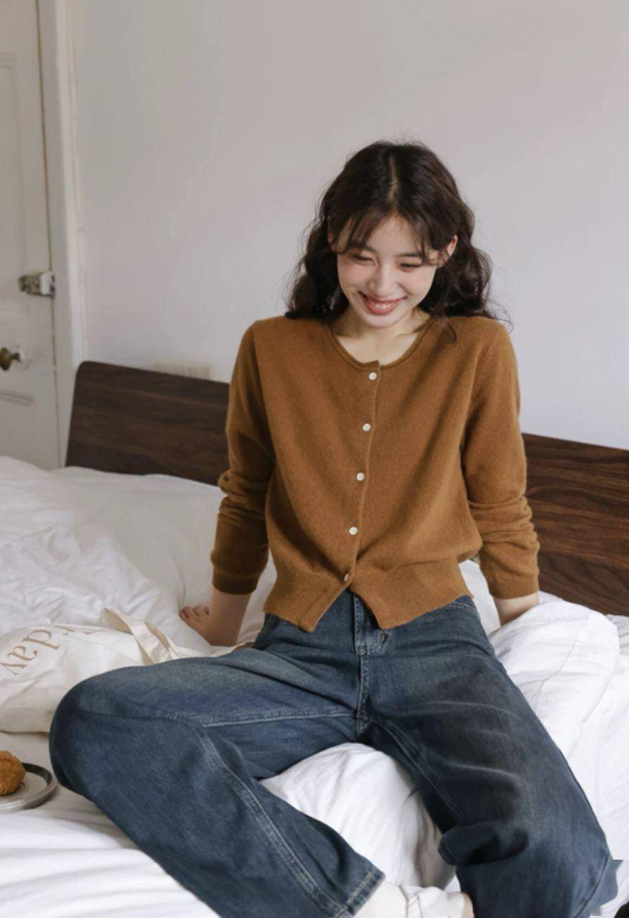 秋冬季节,最实穿的还是"羊毛针织开衫",温柔显气质_羊绒_色调_藏蓝色