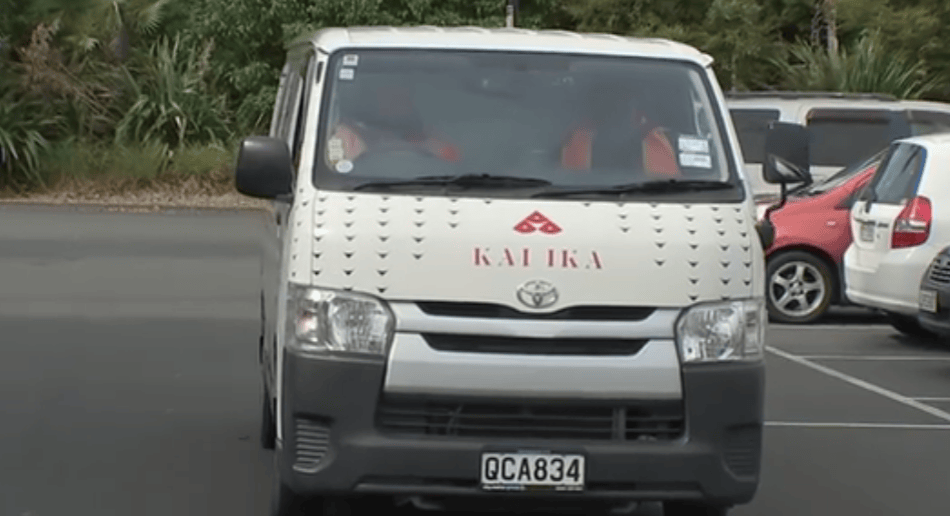 大家等待着来自kai ika项目的车,因为里面装着免费的鱼,稍后就会依次