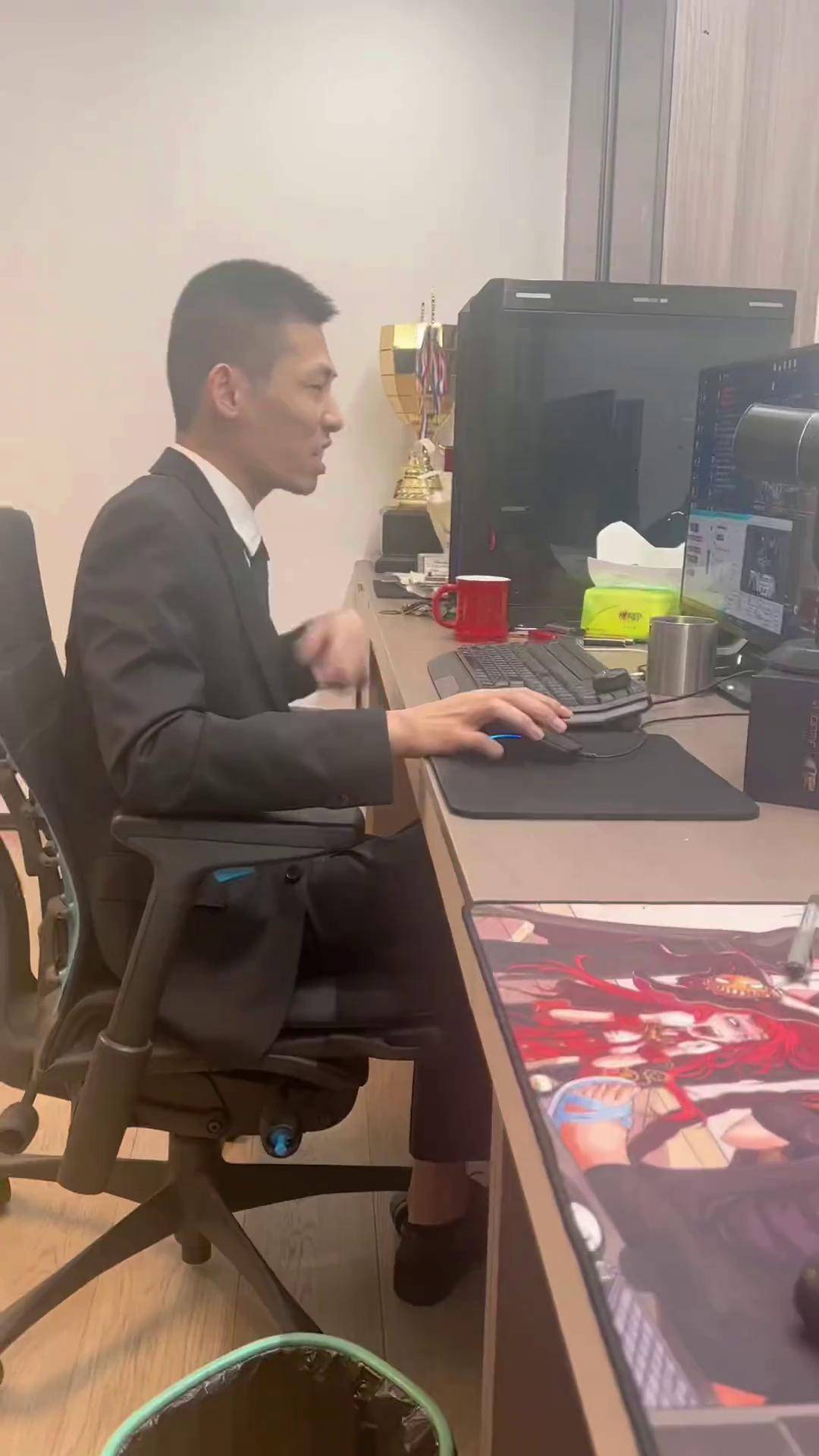 这次偷拍不是19耳环了,是人气票记录旭旭宝宝 大斌子 dnf西装节 这个