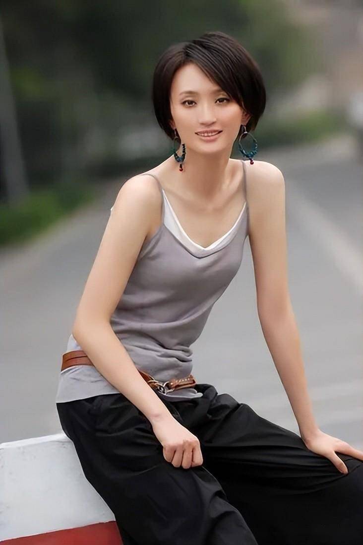 原来她是许亚军的4婚妻子,颜值高比丈夫小12岁,如今47岁似少女