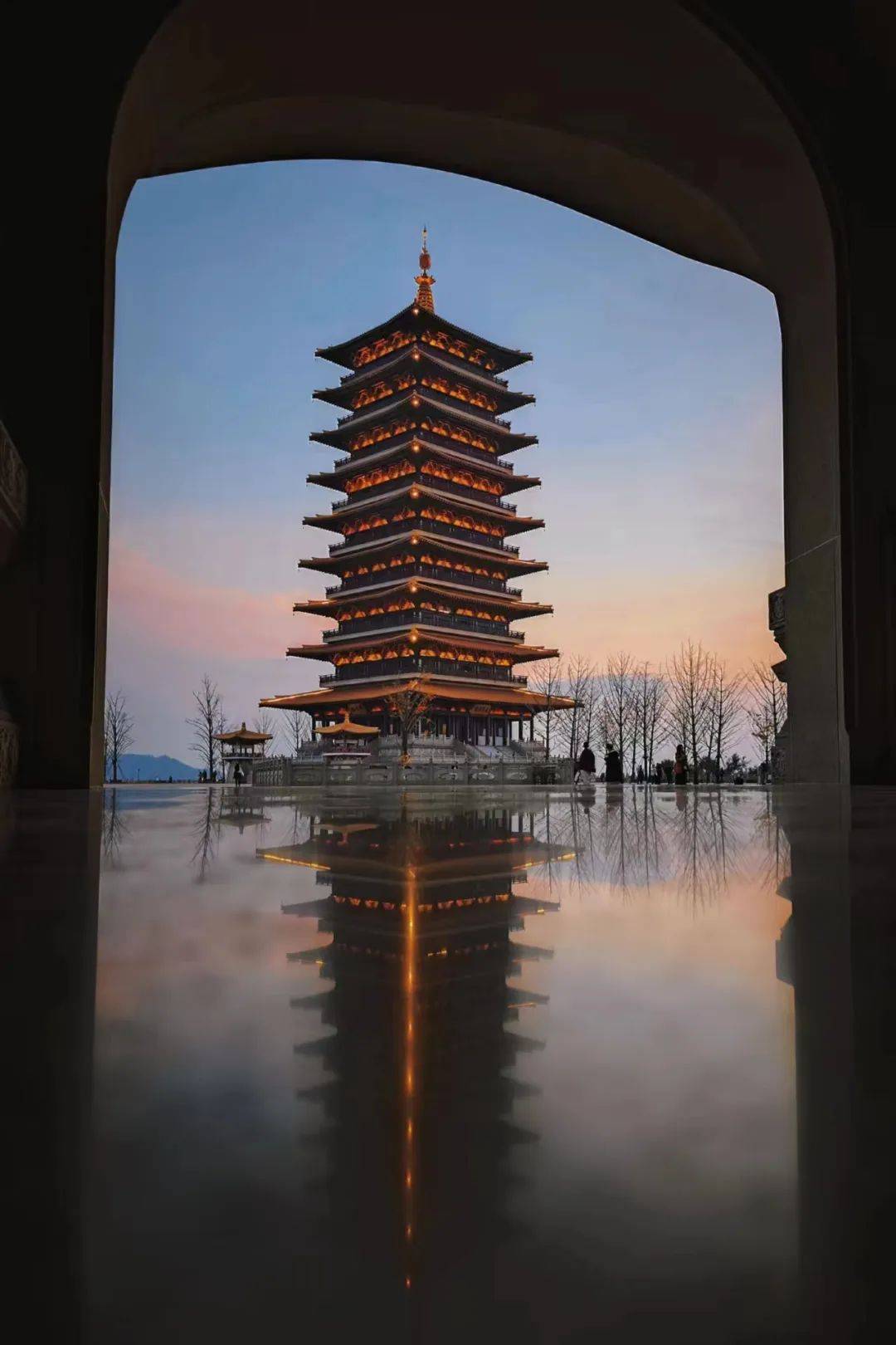 是拍照打卡的大片圣地有着精美浮雕和壁画的长廊佛顶宫作为牛首山的