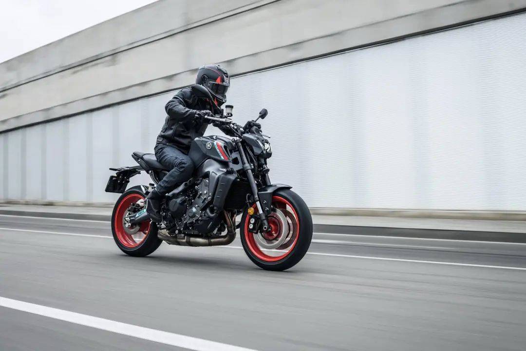 喜欢激进风格的就选杜卡迪 v4 街霸,宝马 s1000r,ktm1290duke r,阿普