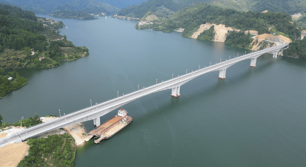 s238安化县东坪至渠江公路顺利通车