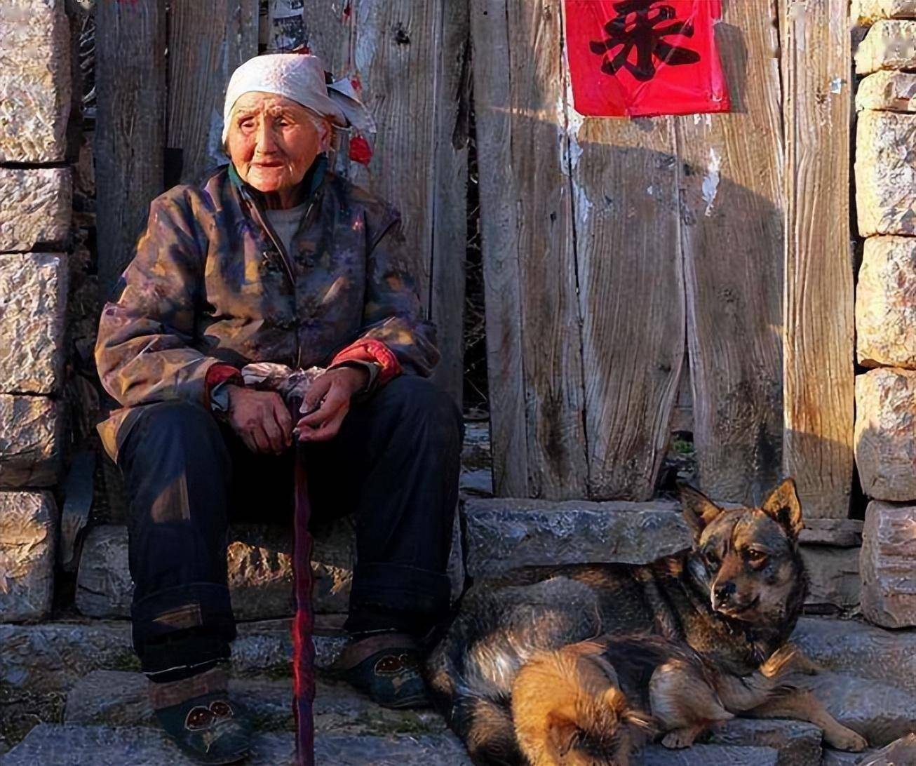 森林民宿老奶奶图片