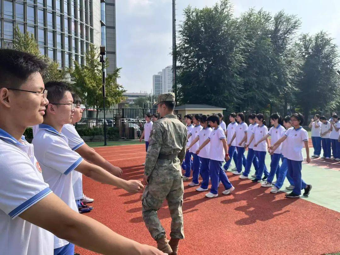 军训随笔高一1班二十中高一学生身着整齐的校服,精神饱满地齐聚操场