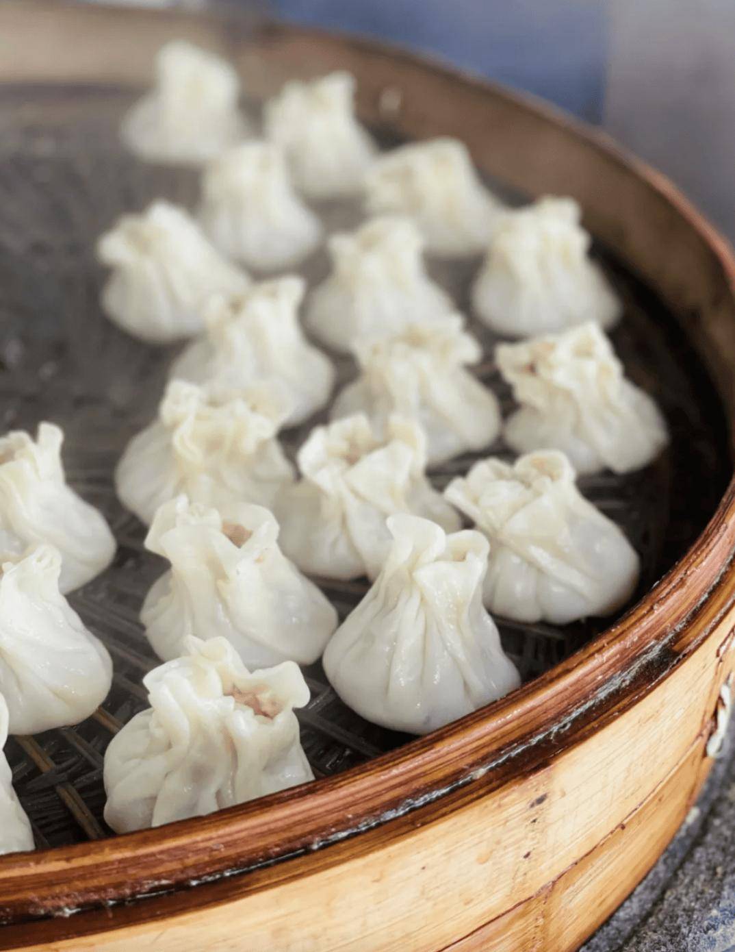 n种浇头的现炒拌面,刚出锅的鲜香汤包蘸上本地裕丰醋和桐乡辣椒酱