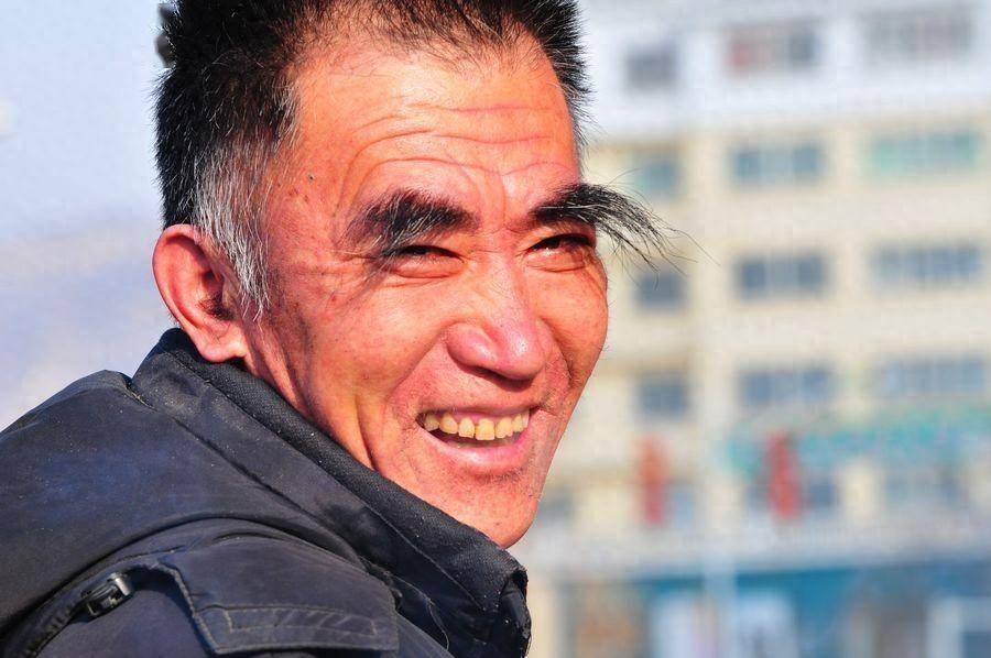 大爷今年76岁,精神头十足,最让他骄傲的就是这对又浓又黑的眉毛了.