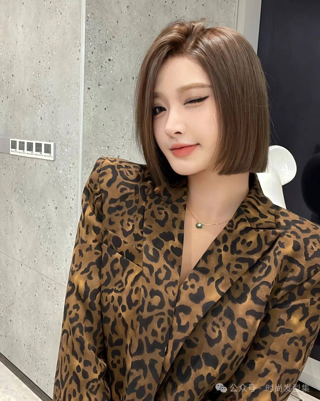 发型是指头发的长度,颜色和形状,是肉眼察到的,一般分为5种类型:直发