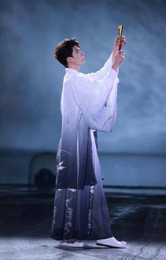 30岁开始追星,给外国观众“亿点点”中式震撼的郭雨昂_京剧_表演_文化课