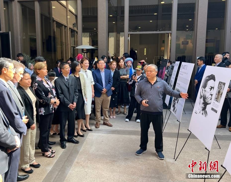 图为中国驻洛杉矶总领事馆副总领事黄洪江,飞虎队指挥官陈纳德将军