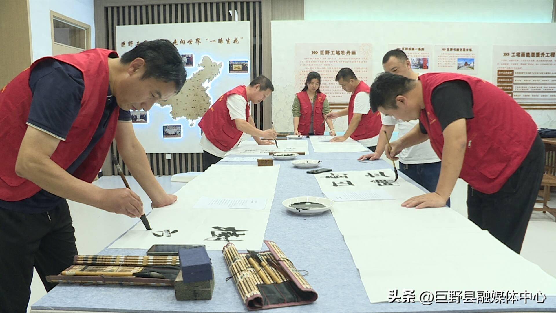 巨野县文联组织开展"翰墨飘香迎国庆"书法笔会