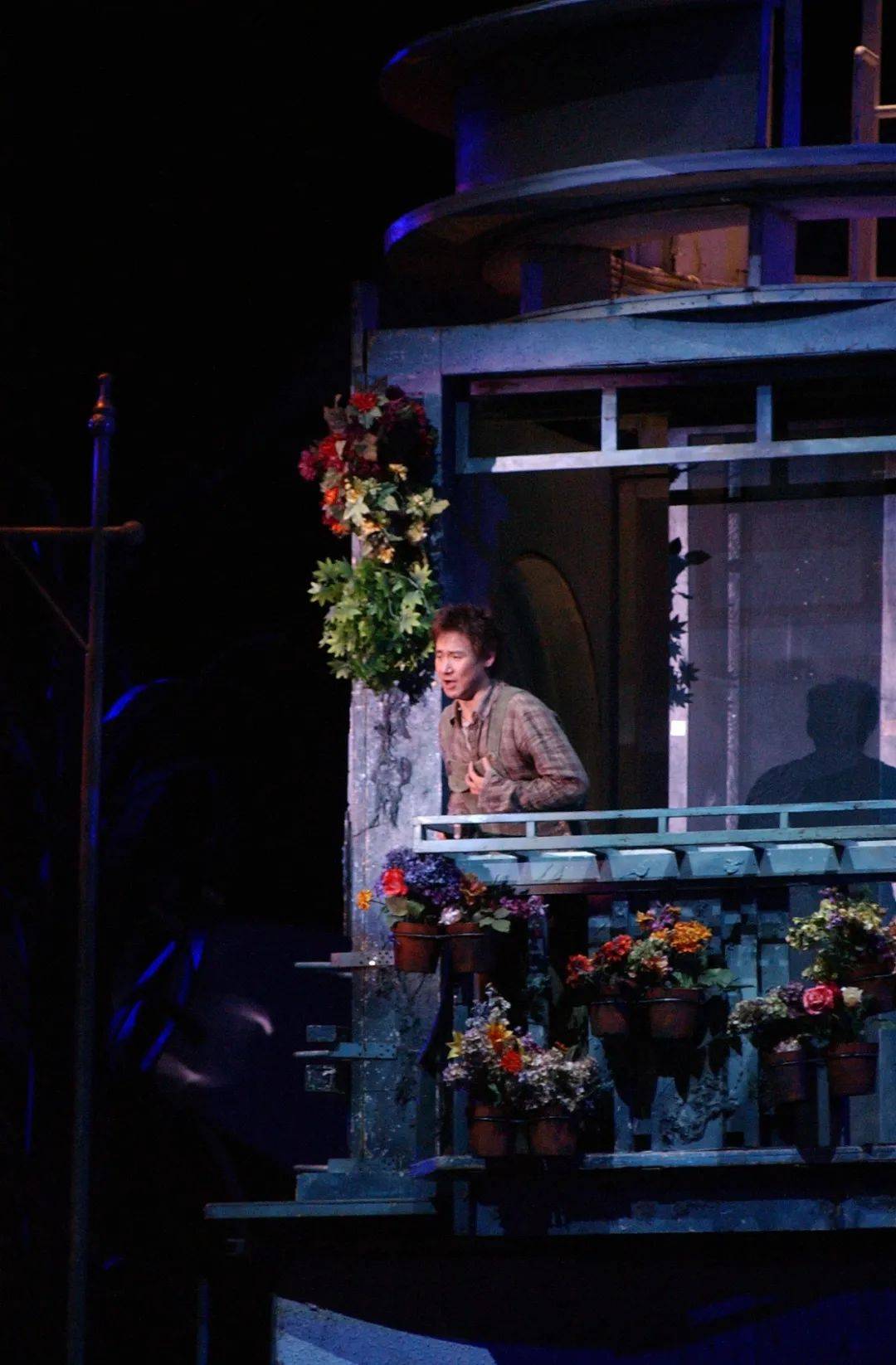 值得一提的是,这张专辑是在张学友完成音乐剧《雪狼湖》巡演之后,开始