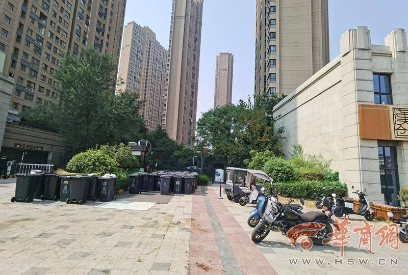 垃圾站不是强制要求就可以不建?西安绿地曲江名城小区门口摆满垃圾桶
