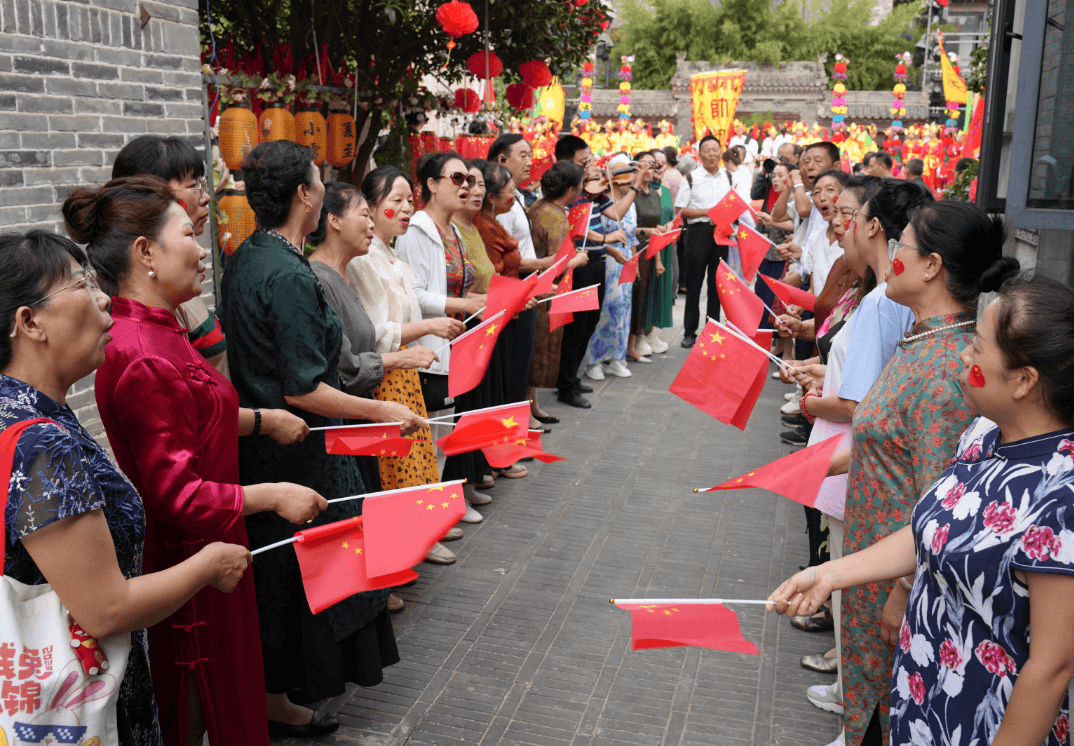 人们庆祝国庆节图片