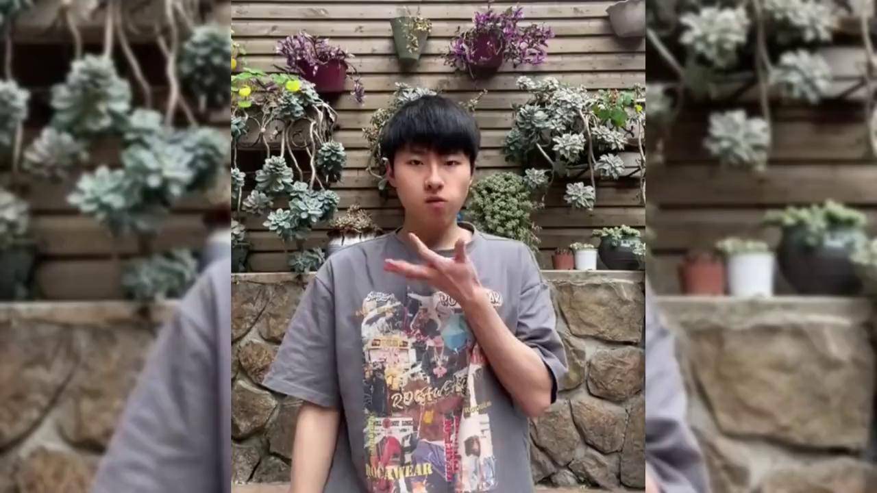 小伙表演折骨舞惊呆网友,本人目前已获得32项街舞赛事冠军!