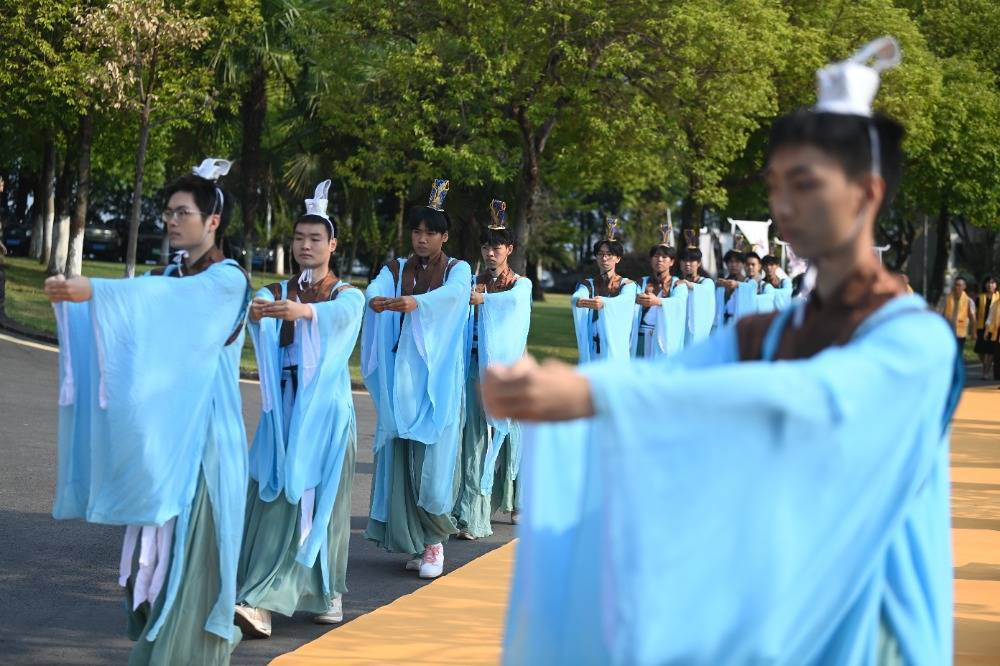 9月28日,重庆信息技术职业学院举行第十六届孔子文化节暨祭孔大典