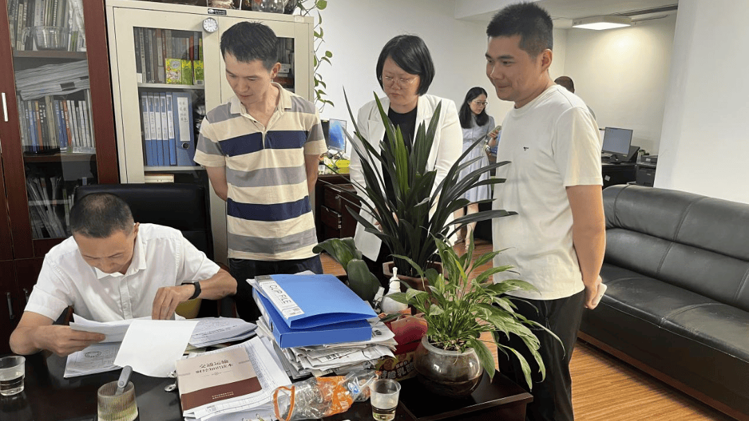 驻市交通运输局纪检监察组通过查阅内页资料、核查财务票据等方式,重点